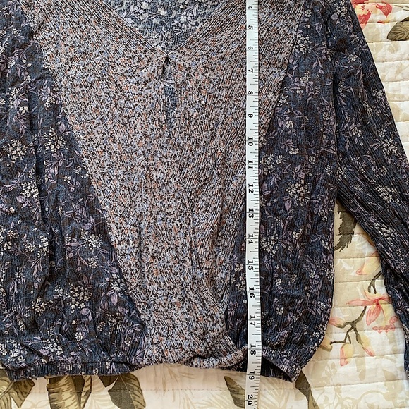 Daytrip Women’s Navy Lavendar Floral Crop V Neck Blouse Size Small - Picture 3 of 4